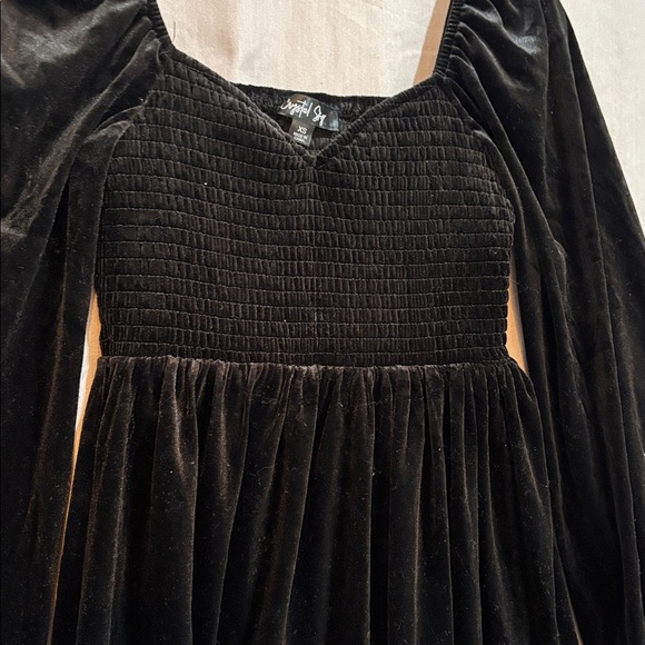 Elegant Black Velvet Mini Dress - Picture 2 of 5